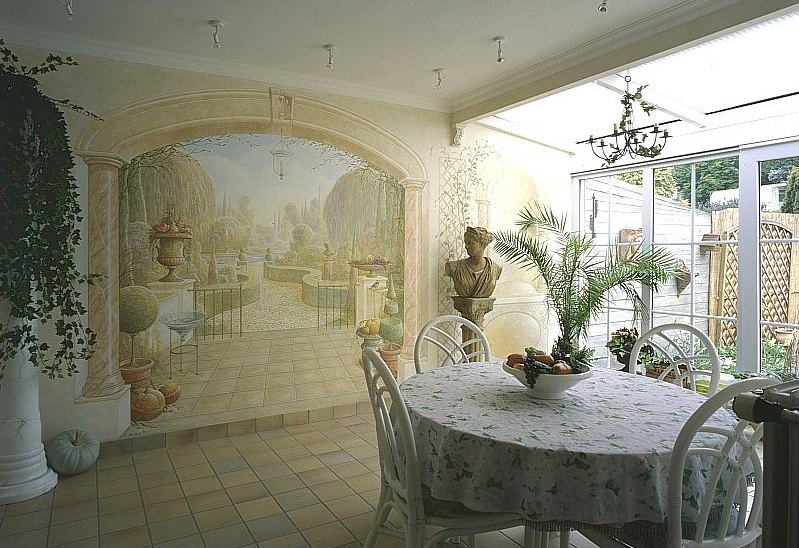 In deze veranda maakt de muurschildering het verschil en tovert een banale alledaagse situatie om in iets bijzonders muurschildering