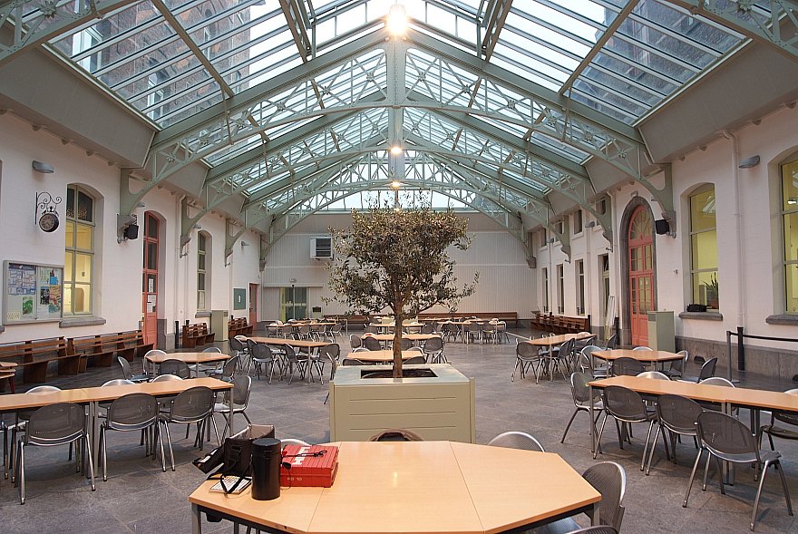 Deze grote glazen zaal bevindt zich onmiddellijk achter de te beschilderen gevel glazen zaal